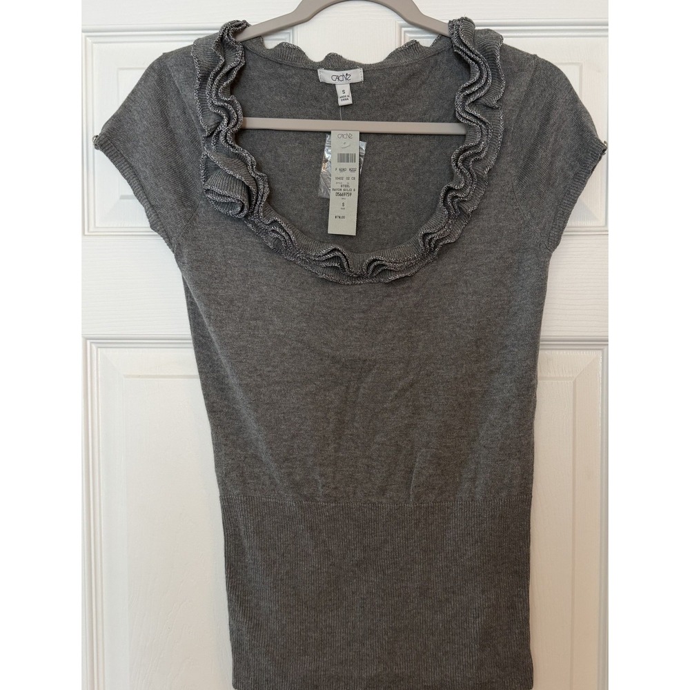 Caché NWT Ruffle Neck SS Sweater Gray Metallic Ribbed Hem Silk Blend Y2K Small‎